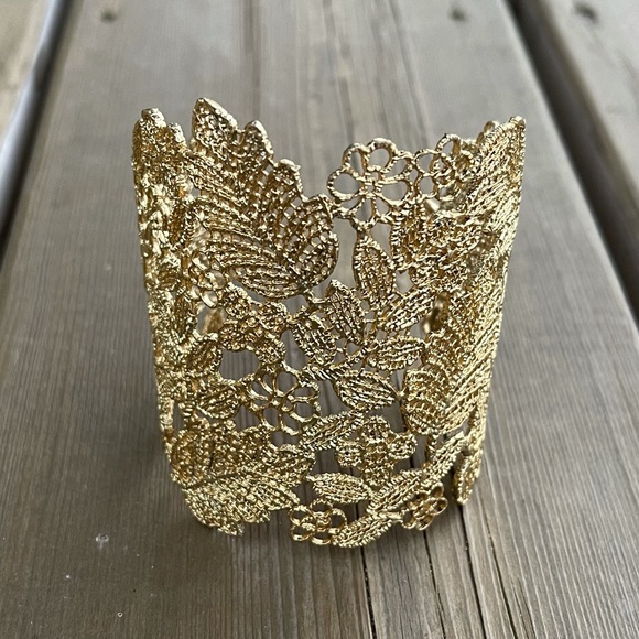 STELLA & DOT Chantilly Lace Cuff Gold Bracelet in Original Box - Picture 10 of 15